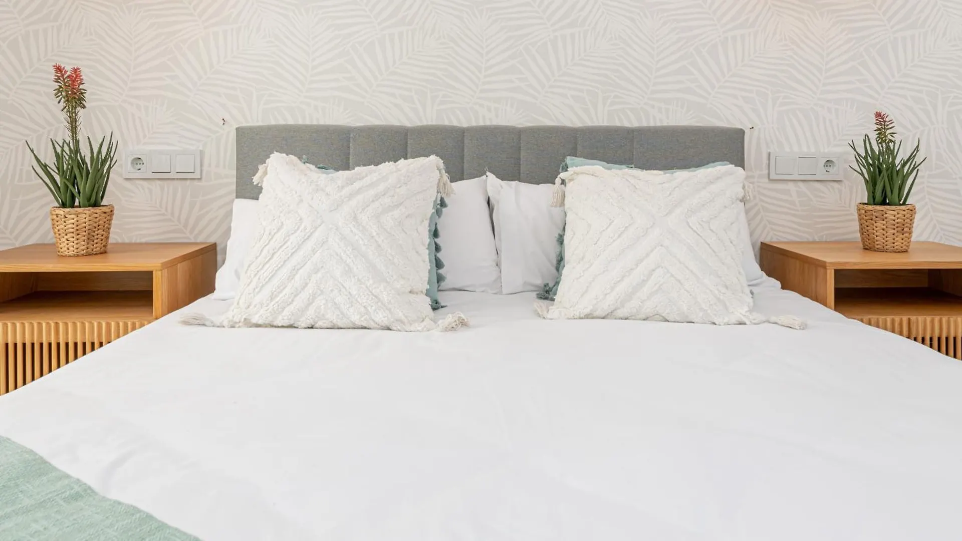 Wintowinrentals Goleta Suites 0A Малага 0*,